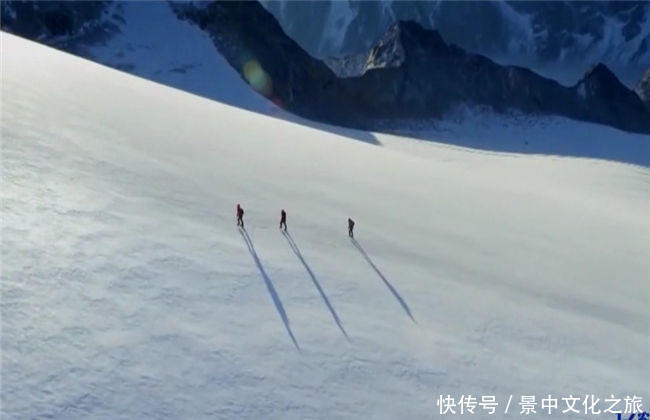 四川之旅:高空视角下的四姑娘山壮美风姿