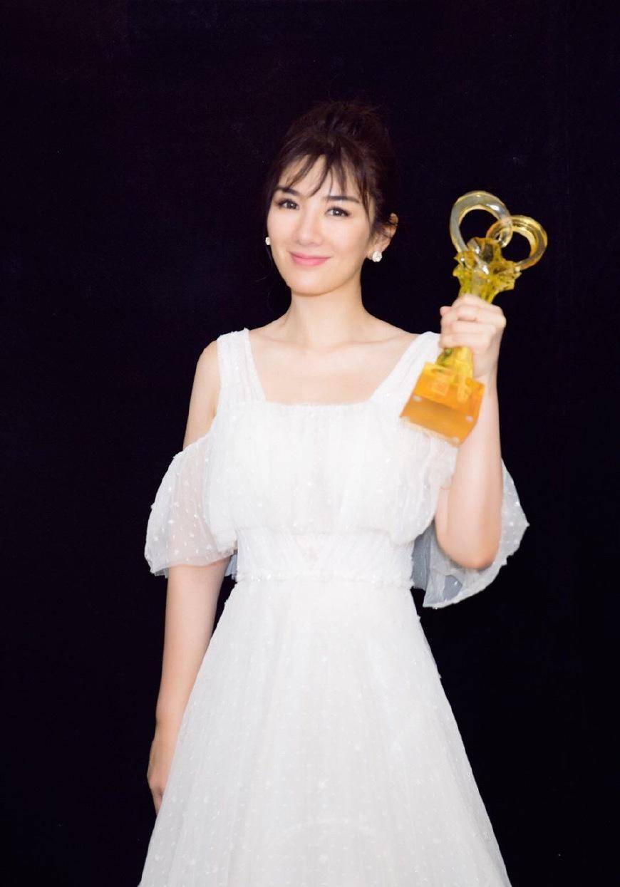 40岁黄奕厉害了！仅剪了个空气刘海显小20岁，网友：我又恋爱