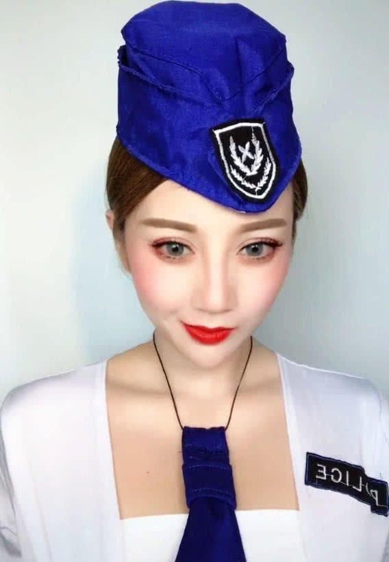 空姐下班卸妆，她向眼睛动手那一刻，网上炸锅了，网友：奶奶？