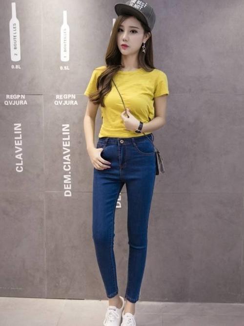 路人街拍，这种丝袜你们觉得好看吗