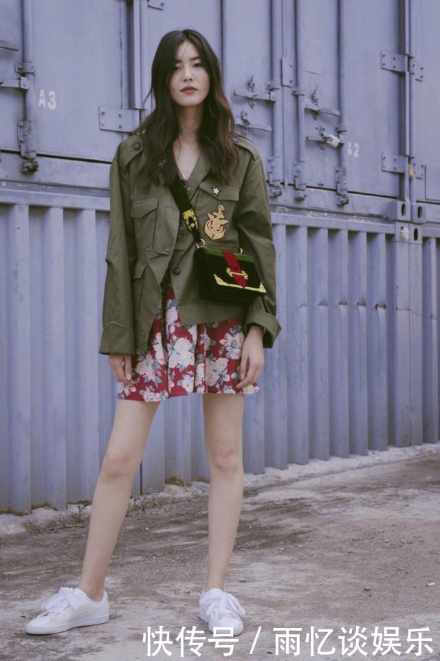 刘雯清新范儿现身，却在小白裙里面穿长裤，网友：超模任性呗！