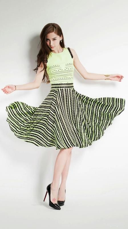 看了杨颖穿连衣裙，再看看章泽天，网友：一个端庄，一个仙气十足