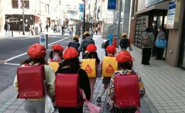  #孩子的书#日本小学生的书包重达20斤，里面装的东西，中国学生都不敢放