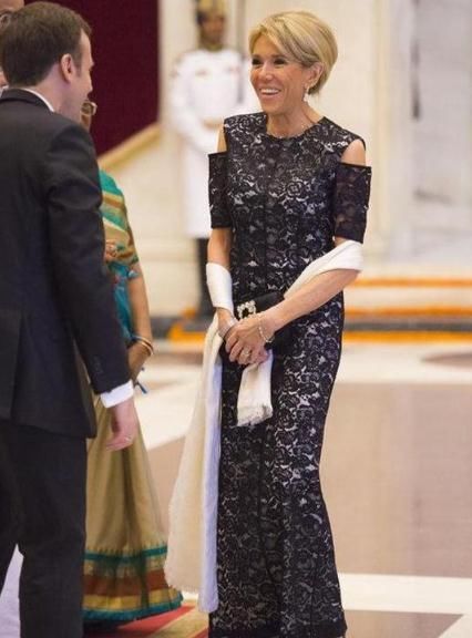 法国第一夫人换发型了?自从告别“鸡窝头”以后,仿佛年轻了几岁