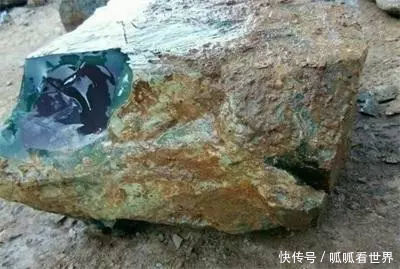 「大叔」农民大叔深山挖出块石头坚称是翡翠，不小心磕掉一块，