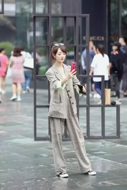  『精致』想在职场称“王”，精致穿搭不能少，一件西装让你变成“女强人”