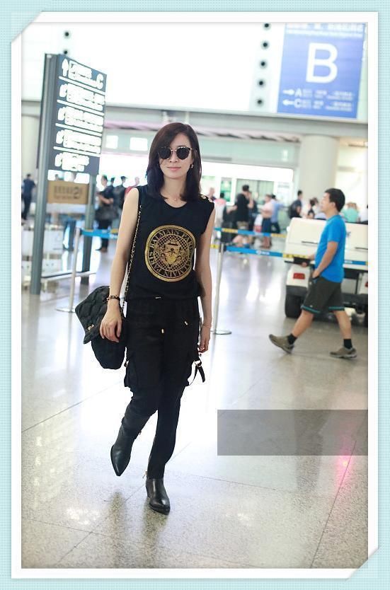 佘诗曼43岁，梅婷也43岁，二人穿一身黑，身材差距竟如此尴尬?