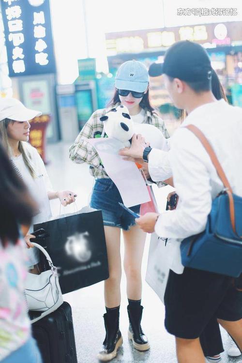 戚薇胖了也敢穿超短热裤秀美腿，网友：李承铉太宠爱她！