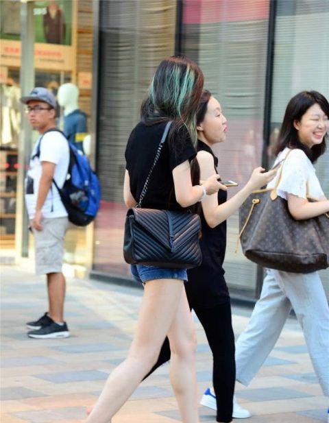  【身材】坡跟凉鞋，让你在休闲的搭配中，展现出身材高挑的效果
