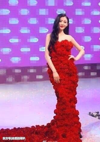 时尚界的迷之画风，戚薇丝袜穿在高跟鞋外面，张天爱玫瑰穿上身