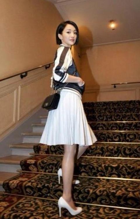 周迅豁出去了,前面挖空的地方让人脸红,网友:高圣远不介意吗?