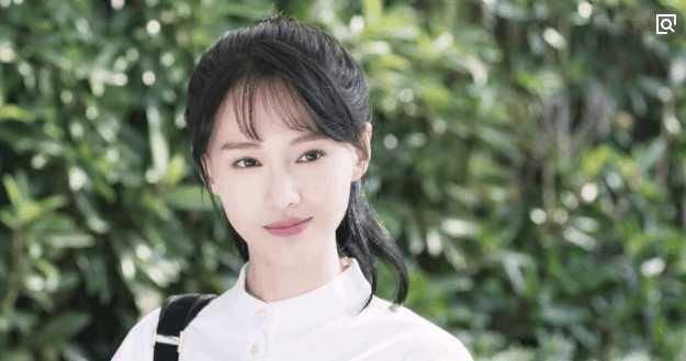 假的演成真的？郑爽无故冲工作人员发火？爽爸出面护犊子