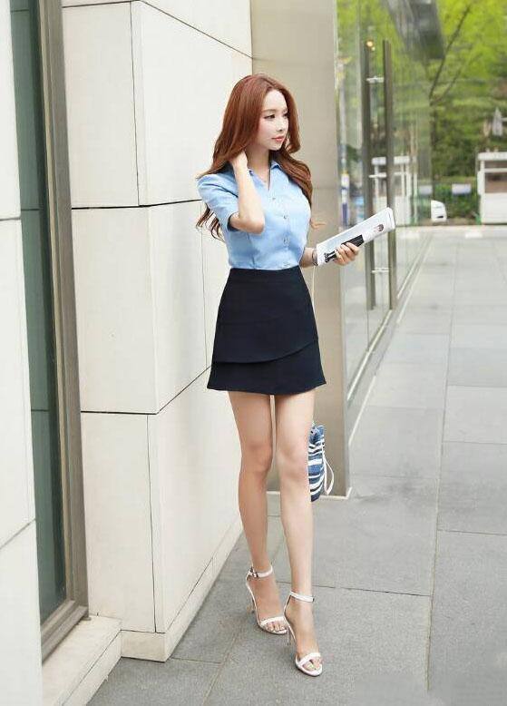 时尚街拍, 紧身包臀裙小姐姐，自然的抚摸着颈部，慵懒又迷人