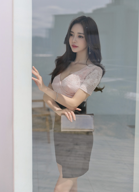 女神孙允珠，锦瑟晚樱潇雨柔花水韵半袖裙