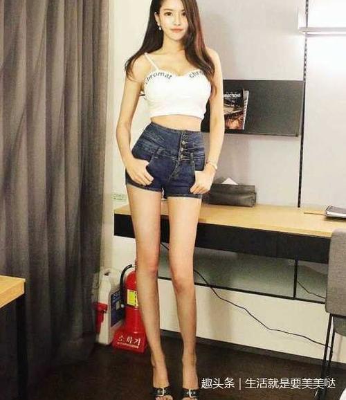 爱穿紧身裙的美女，好身材小姐姐凹凸明显，非常的吸睛迷人！