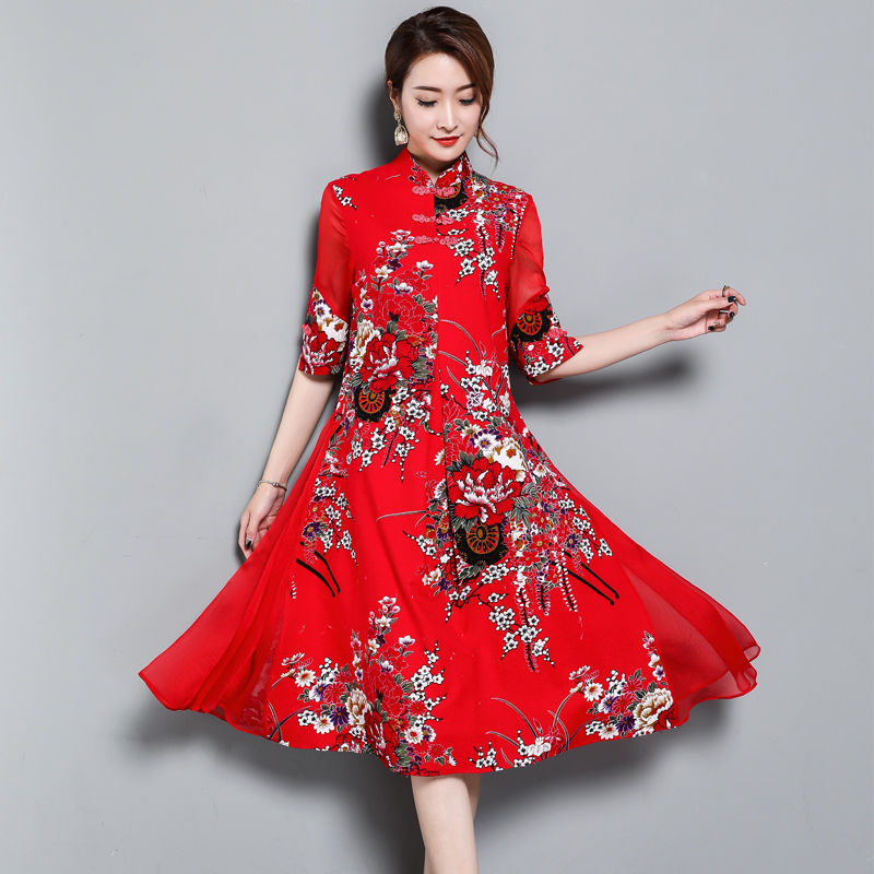 不论多大年纪的女人穿上旗袍都让人挪不开眼，美丽大方特别有气质