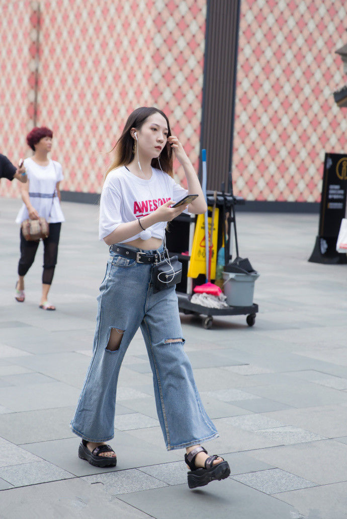 成都街拍，同样的搭配又不同的风格，你喜欢哪一位的穿搭?