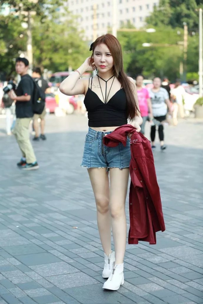 街拍笑容灿烂的大长腿小姐姐