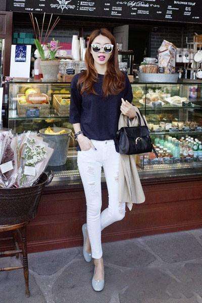 街拍:妙龄小姐姐穿衣品位,吊带背心穿出了成熟女人味!