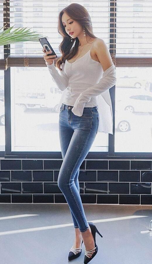 时尚街拍：身姿飒爽的城市美女，秀出纤细小蛮腰，真漂亮！