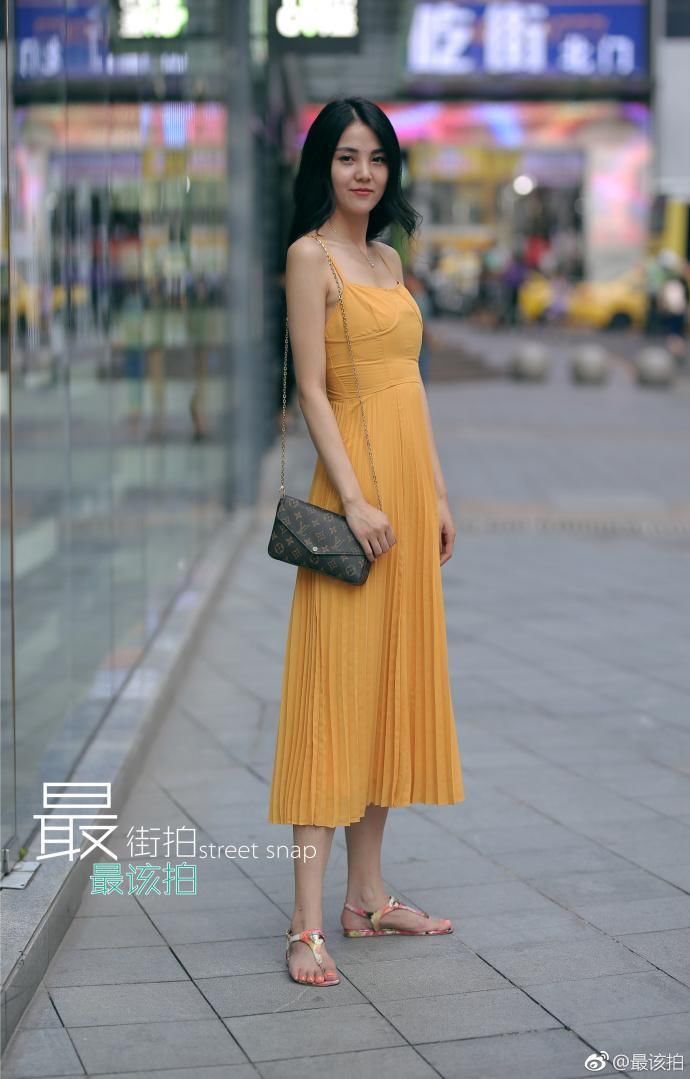 街拍:图四美女紧身短裙太抢风头,让人怦然心动的诱惑,无法抗拒