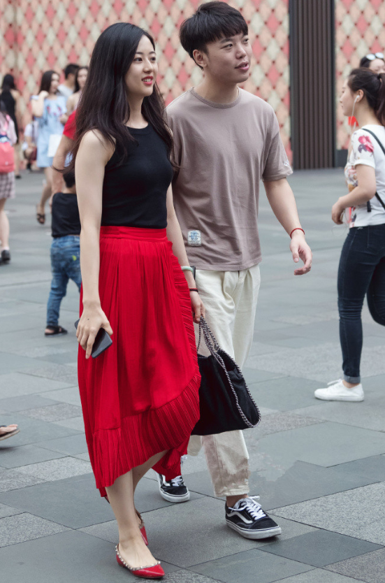 街拍：：阳光下的美女似乎在发光，被图3的年轻妈妈深深迷住！