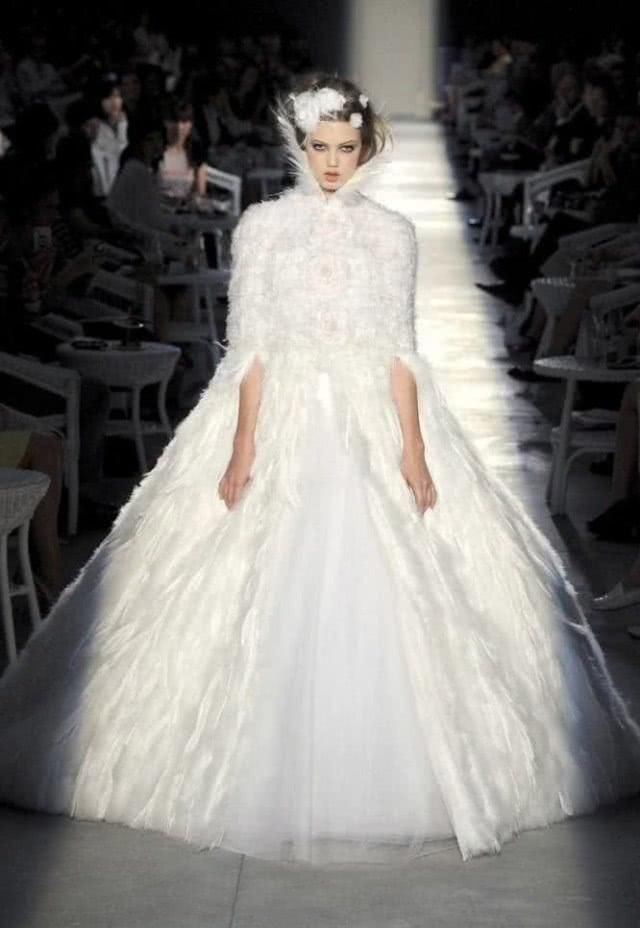  婚纱：香奈儿“高定婚纱”有多惊艳？模特一出场就是经典，老佛爷出手就是不一样！