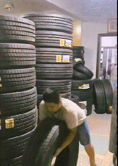 GIF■搞笑GIF:这结婚的场面也太大了吧,新郎都吓跑了