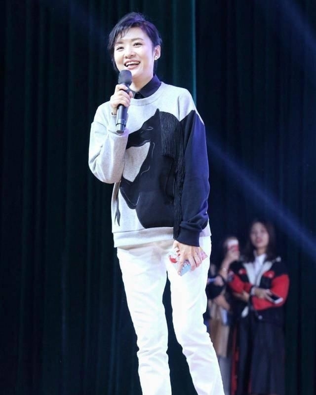 #身型#周涛真是“优雅女神”!带火各种简单搭配,都51岁还那么惊艳
