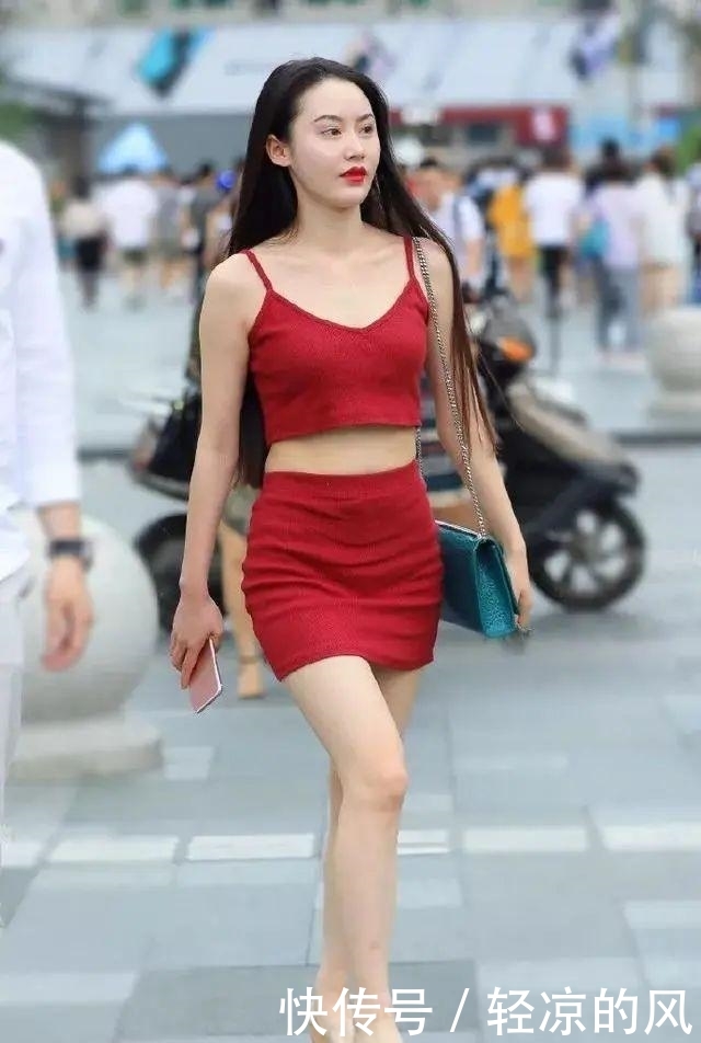「小姐姐」街拍:美女穿着一双优雅的尖头高跟鞋,看上去清新亮丽又时尚