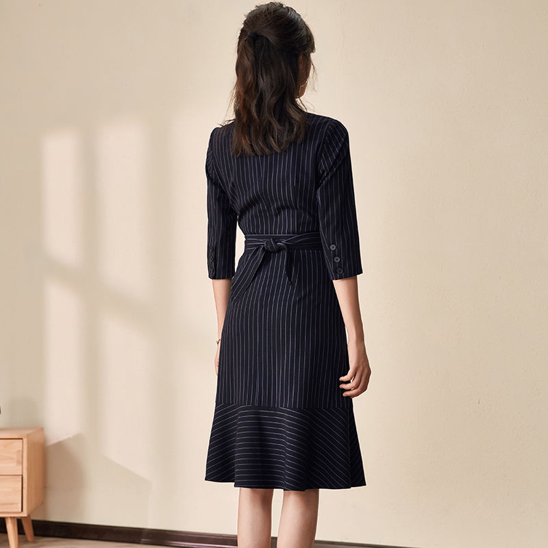 如今的秋装真是高级，上身显瘦迷人，怪不得老婆都把旧裙子扔掉了