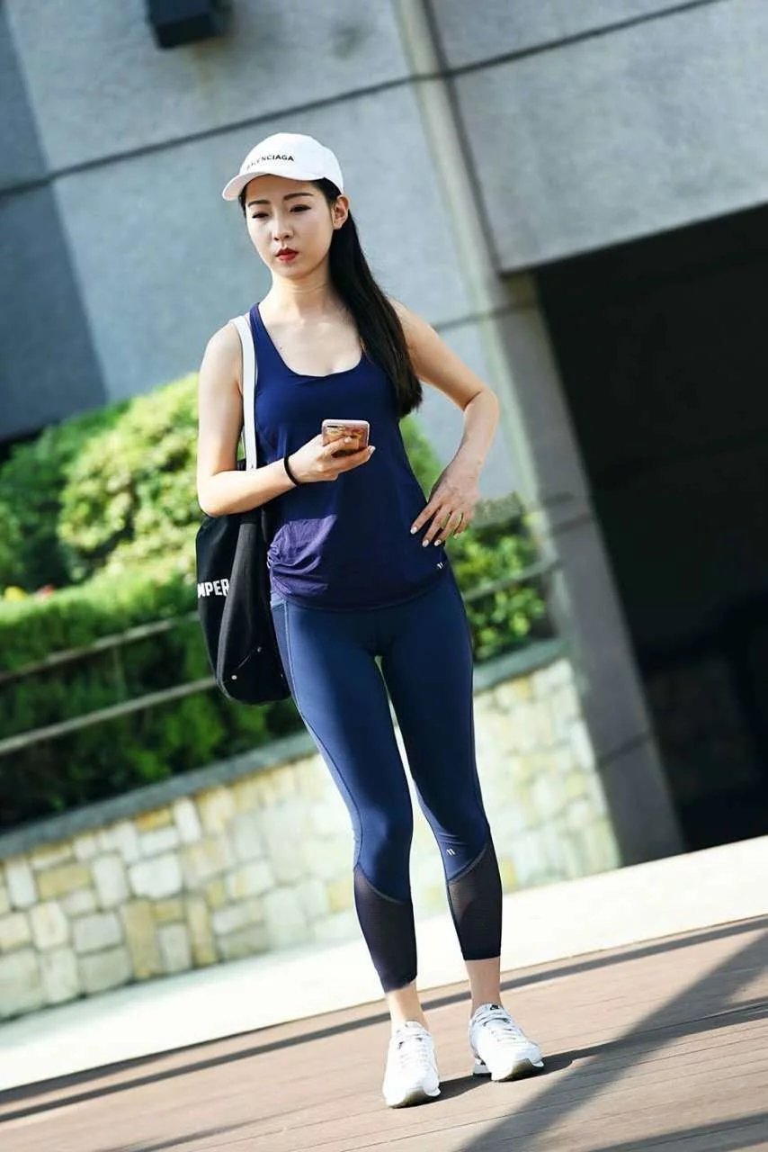 小姐姐身穿紧身运动裤大秀好身材,背后很有心计,美女长相清秀但