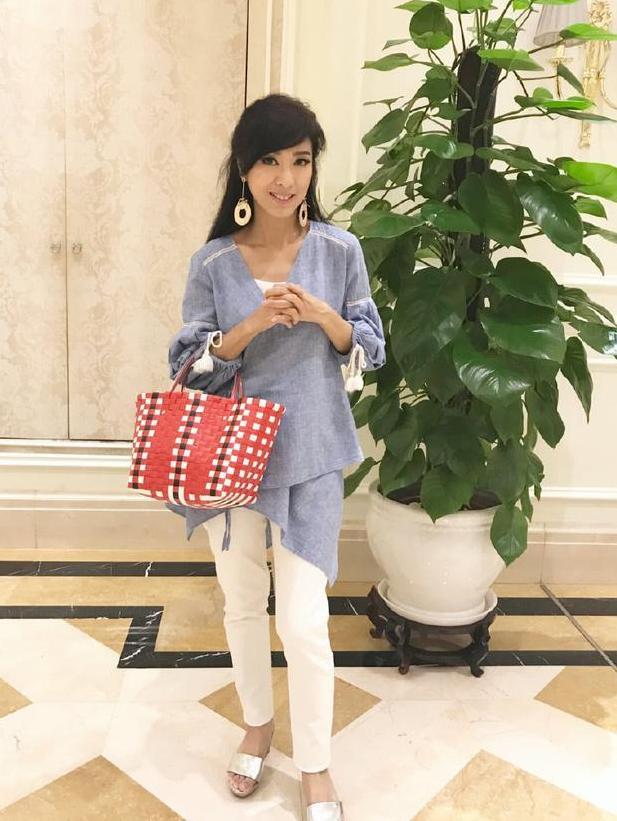 米雪真过分！只穿一件镂空针织衫现身，网友：她真的63岁了吗？