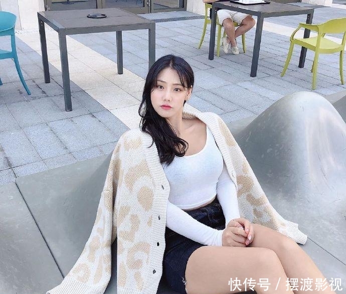  微胖：拥有甜美笑容的“微胖”小姐姐，随意地穿搭诠释好身材