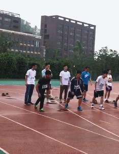  『礼物』搞笑GIF：自从我给老婆买了礼物，我就只能睡沙发了！