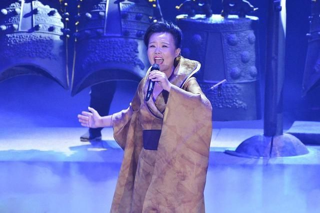 唱了这么多年忐忑，终于看见龚琳娜本人了，老成邻家大婶！