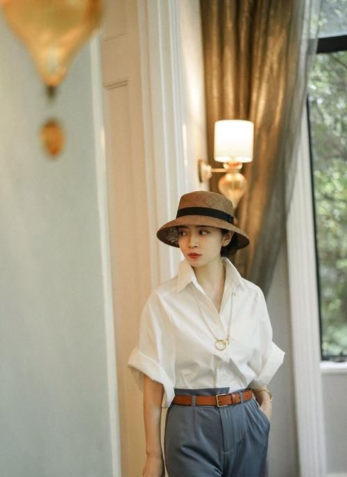  #气质#三木的高级穿搭又来一波！白色衬衫配“虾皮粉”半身裙，气质清新