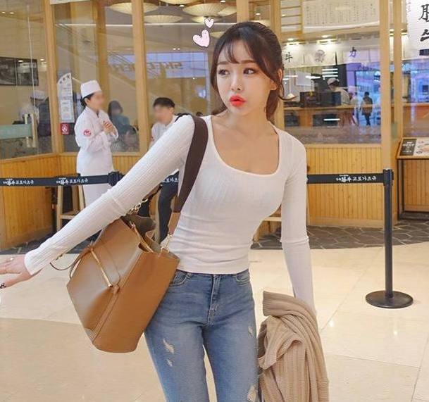 清纯漂亮的牛仔裤美女,展现甜美气质,回头率百分百!