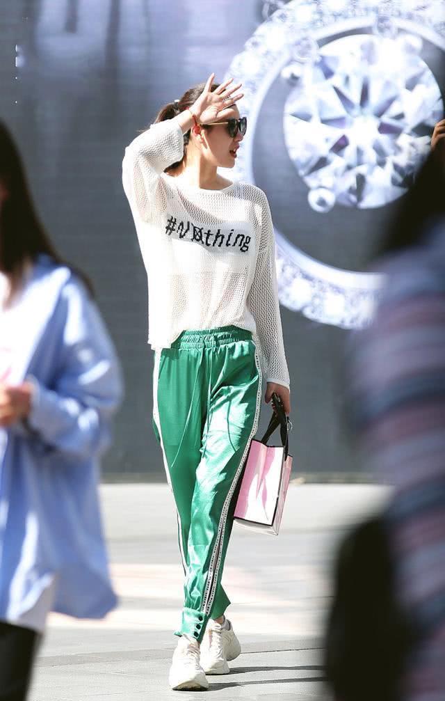 街拍：清纯迷人长腿的小姐姐，造型看起来更有魅力