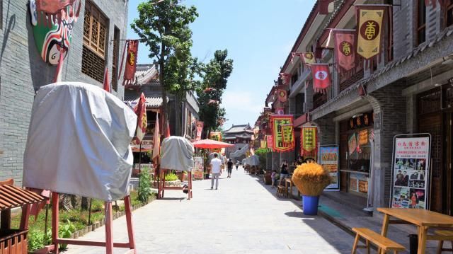 距西安75公里，武则天乾陵脚下，新建的大唐小镇，一年多就没人了