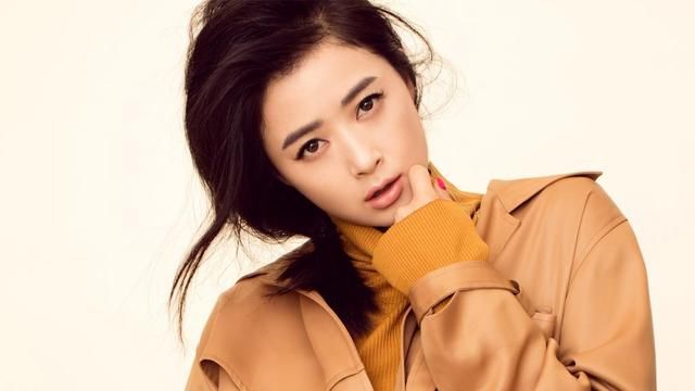 微胖女神蒋欣终于不露腿，穿上直筒裤更加时髦了!