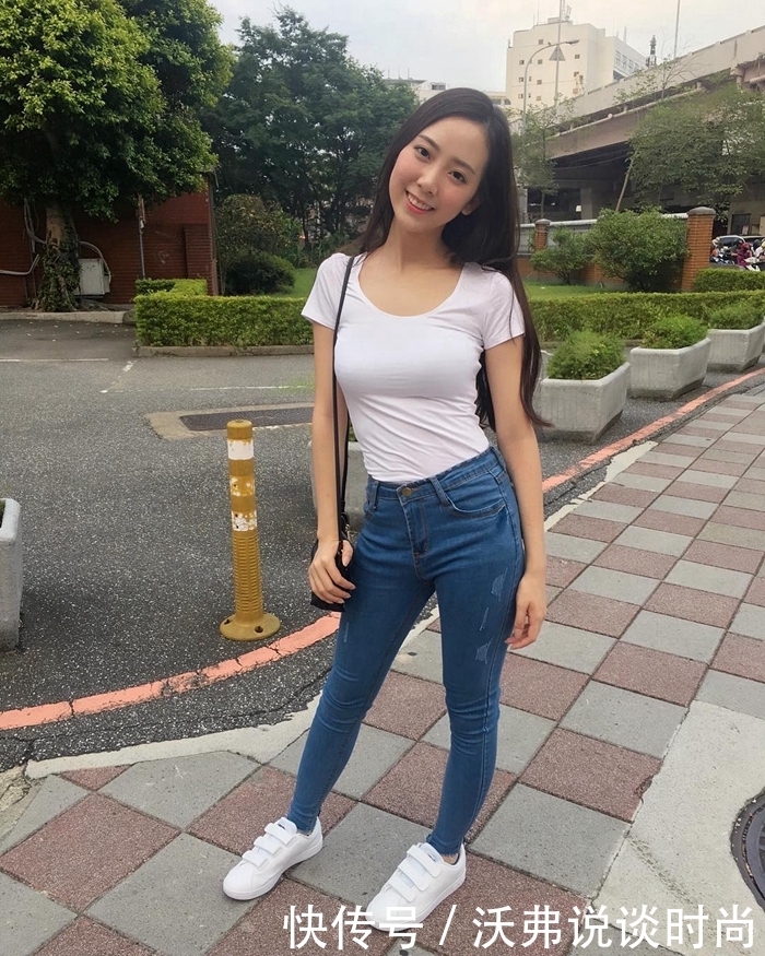 街拍:美女真的会保养身材,简单穿着就能秀出迷人腰肢,真心赞!