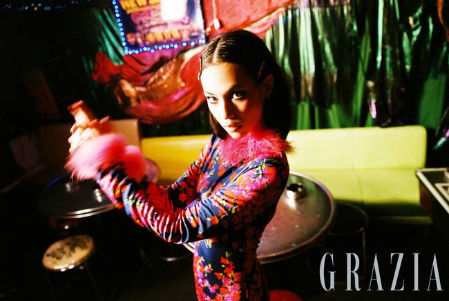 猫系少女水原希子"孔雀妆" 混搭港式复古街头风