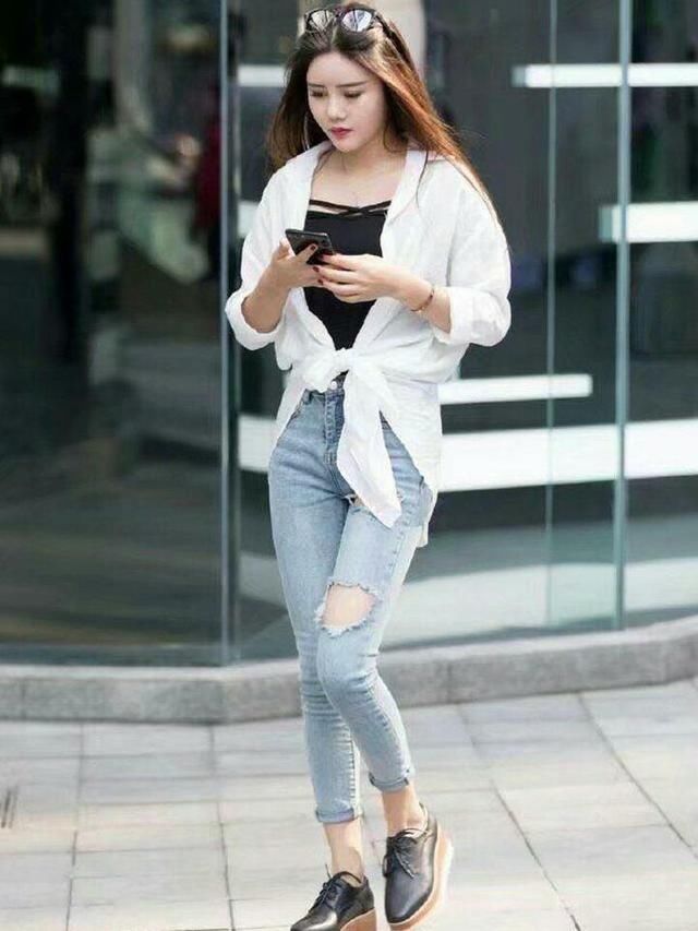 紧身牛仔裤搭配出来的效果，体现美女性感身材，展现优美的魅力