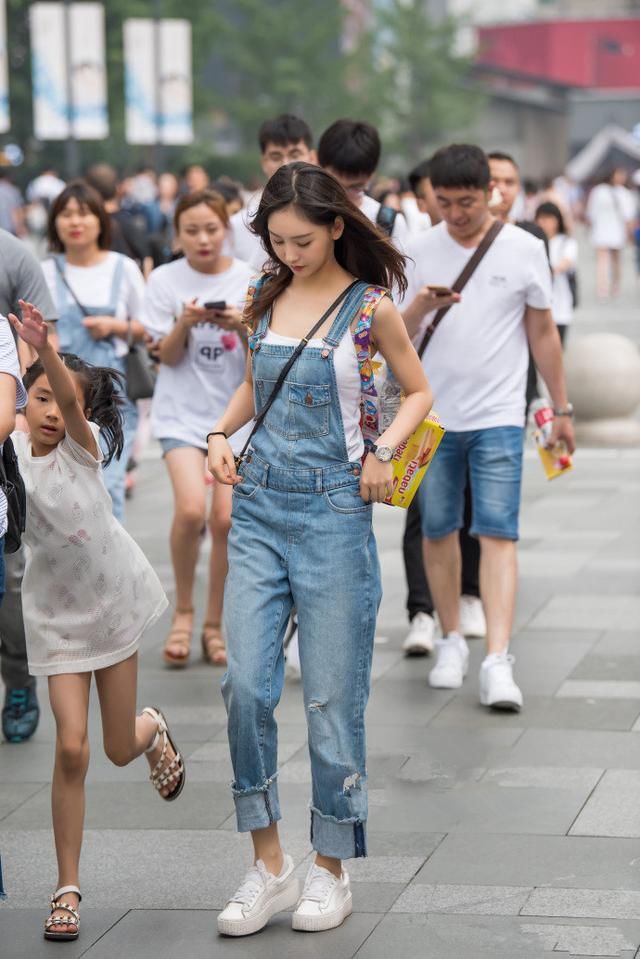 路人街拍，时尚女孩出门的时候总是要精心打扮一番