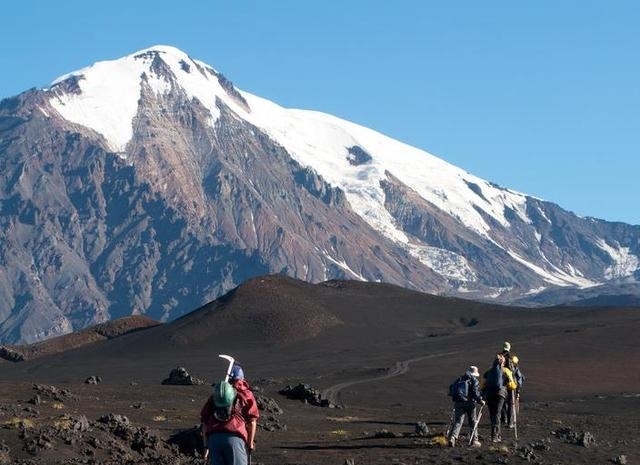 俄罗斯气候如此寒冷,为何女生还穿裙子出门?导游说出原因