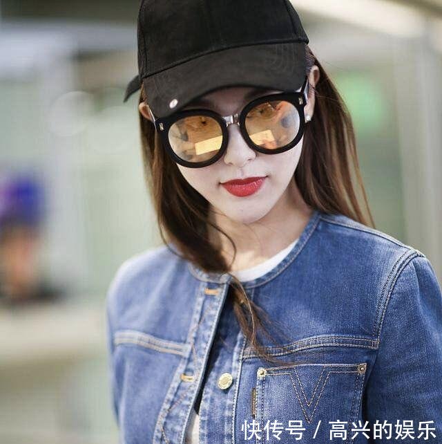 唐嫣和杨颖同穿牛仔套装，一个魅力爆棚，一个颇有女强人的风范！