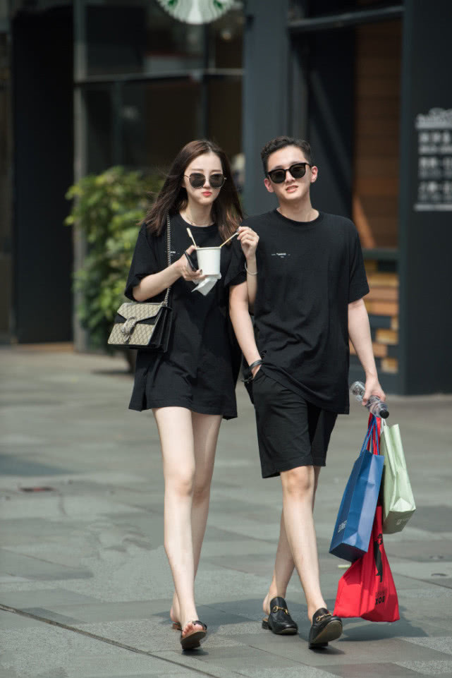 时尚街拍，图一妹子霸气的纹身一般人不敢接近