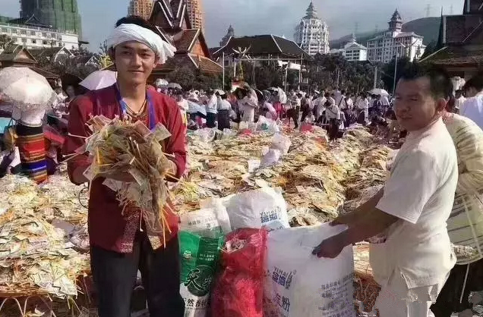 中国最“赚钱”的寺庙：钱铺一地，僧人每天用袋子装钱