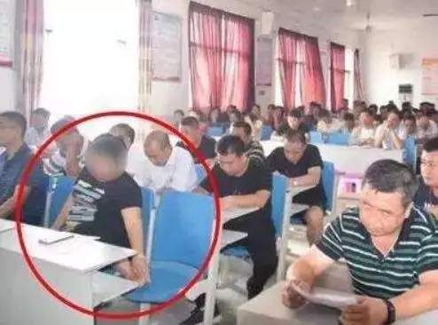 女干部开会抠脚，“打蚊子”你信吗？